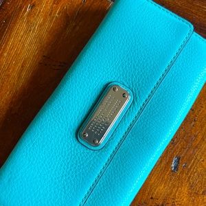 Turquoise Marc Jacob’s wallet 💙✨